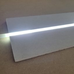 freccia led con copertura nera